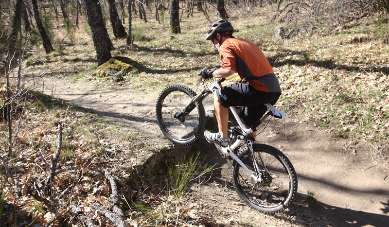 Consejos para superar subidas técnicas con tu MTB