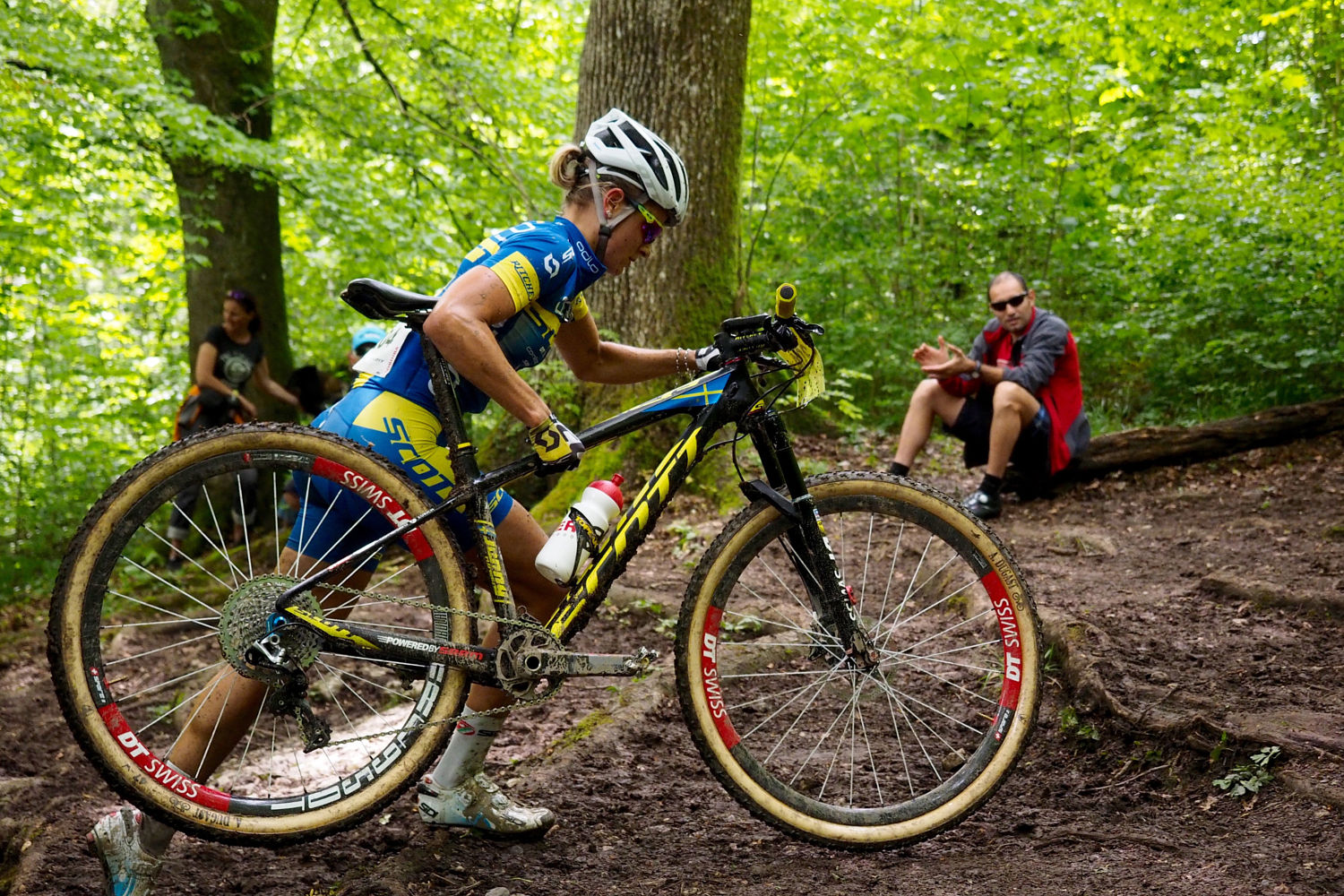 Nino Schurter y Jenny Rissveds presumen de nuevo entrenador, las Oakley  Radar Pace