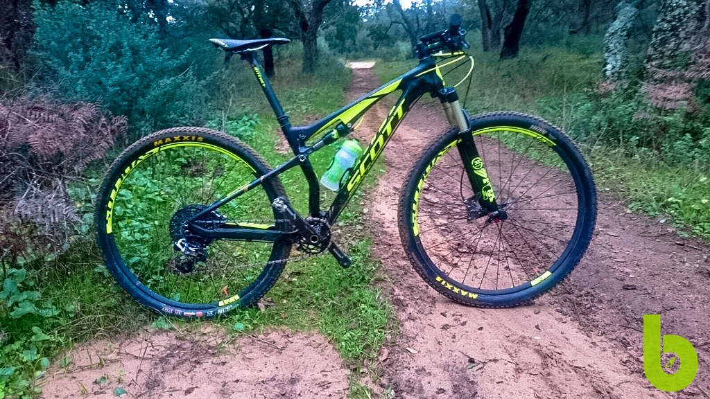 Plato ovalado Absolute Black