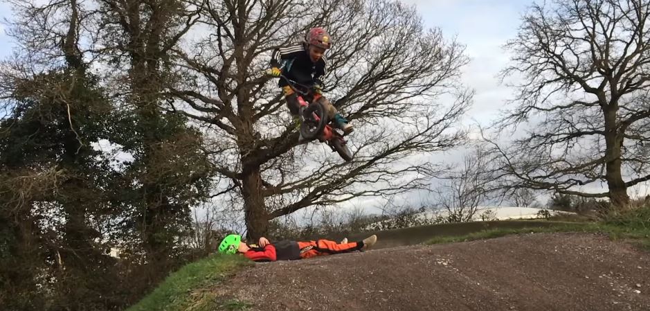 Harry Schofield tiene 6 años y hace esto sobre su mountain bike