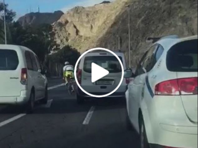 Un vehículo intenta atropellar a un ciclista de manera intencionada. El ciclista era policía