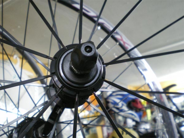 cambiar un radio de mountain bike