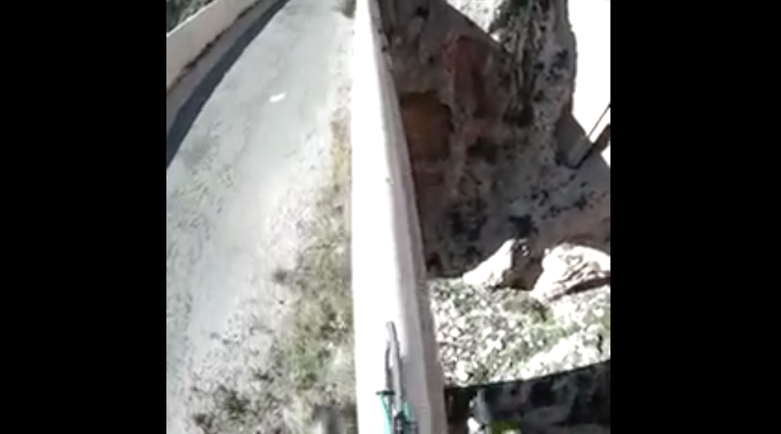 ¿Te atreverías a rodar sobre la barandilla de un puente con una bici de carretera?