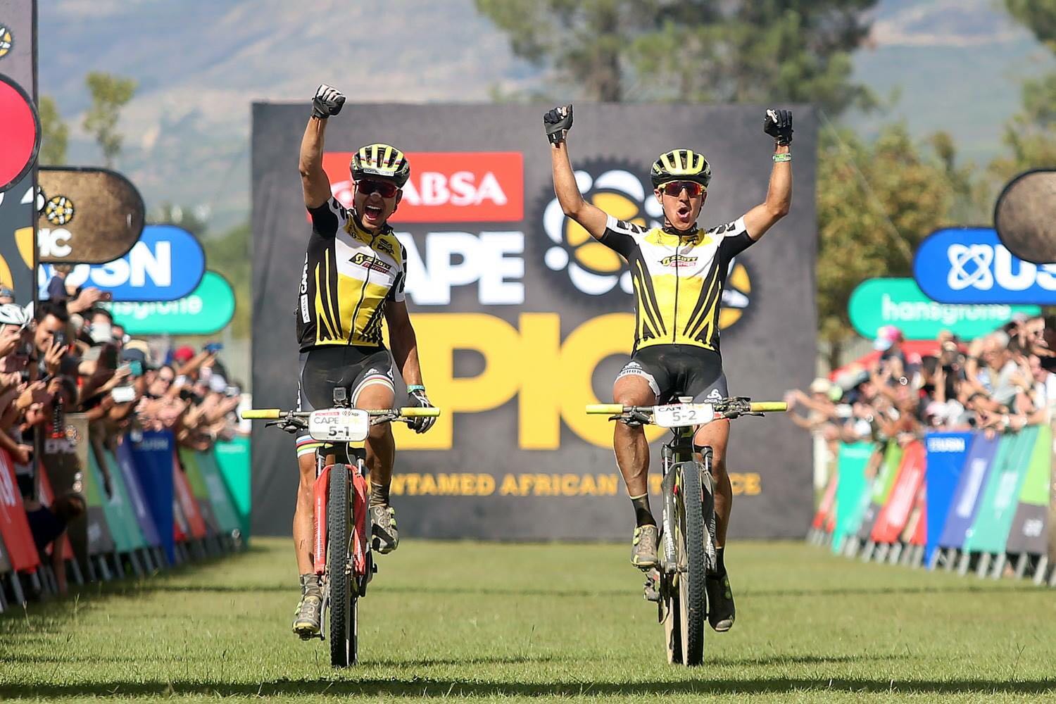 Nino Schurter y Matthias Stirnemann, ganadores de la ABSA Cape Epic 2017